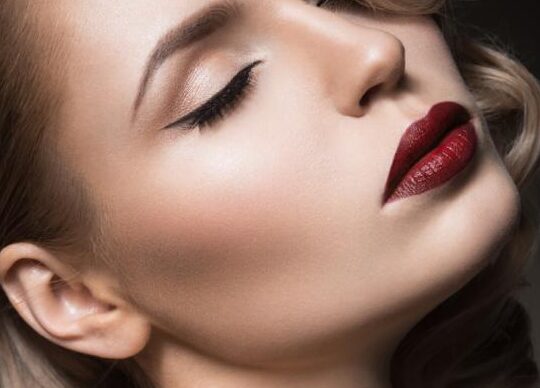 5 consejos de maquillaje para lucir impresionante con un vestido negro y rojo