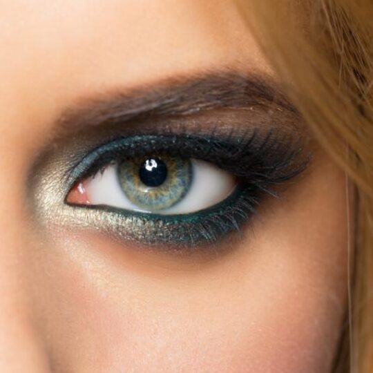 Cómo maquillar tus ojos si tienes el tono de piel azul