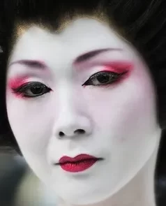 disfraces-de-maquillaje-japonesa-como-crear-un-look-de-geisha-moderna