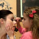 Ayuda, mi hija se maquilla: consejos prácticos para padres preocupados