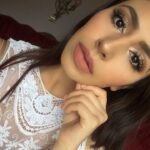 Consejos de maquillaje para complementar ropa blanca con look radiante